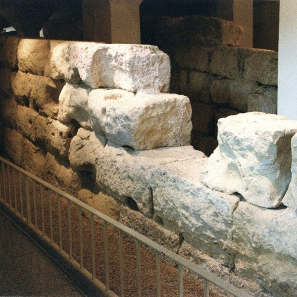 Tarragona.- Antiga Tabacalera (Museu i Necròpolis Paleocristians). Muralla romana dins les instal·lacions de l’edifici (9/1998)