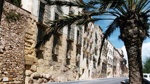 Tarragona.- Muralla romana construïda en el S. II aC. amb una longitud d’uns 3’5 Kms. del que es conserva al voltant d’un Km (9/1998)