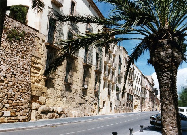 Tarragona.- Muralla romana construïda en el S. II aC. amb una longitud d’uns 3’5 Kms. del que es conserva al voltant d’un Km (9/1998)