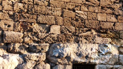 Tarragona.- Porta Ciclòpia de la Muralla. Existien sis portes denominades així per estar emmarcades per enormes blocs megalítics (12/1998)