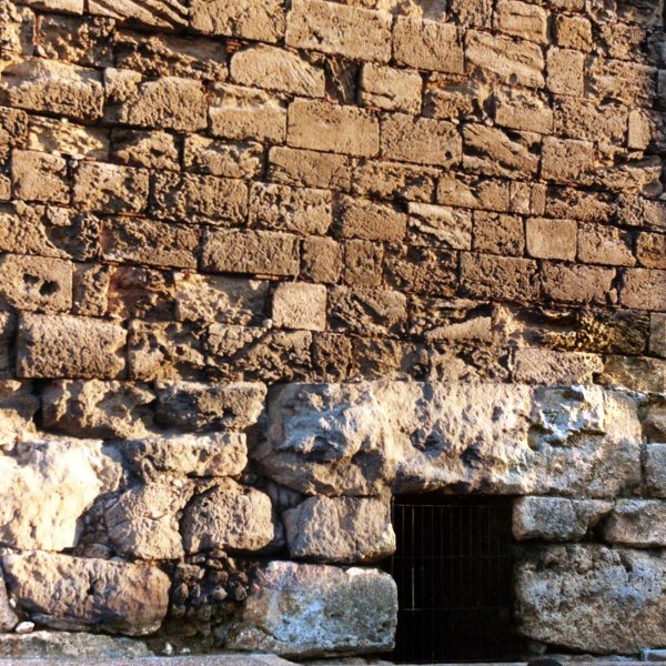 Tarragona.- Porta Ciclòpia de la Muralla. Existien sis portes denominades així per estar emmarcades per enormes blocs megalítics (12/1998)