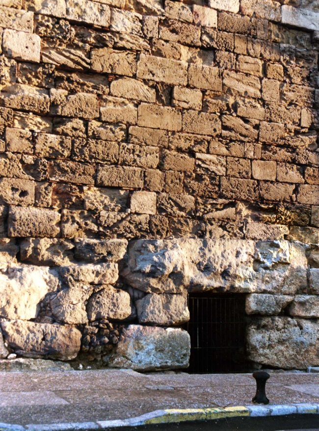 Tarragona.- Porta Ciclòpia de la Muralla. Existien sis portes denominades així per estar emmarcades per enormes blocs megalítics (12/1998)