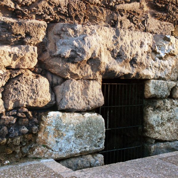 Tarragona.- Porta Ciclòpia de la Muralla. Existien sis portes denominades així per estar emmarcades per enormes blocs megalítics (12/1998)