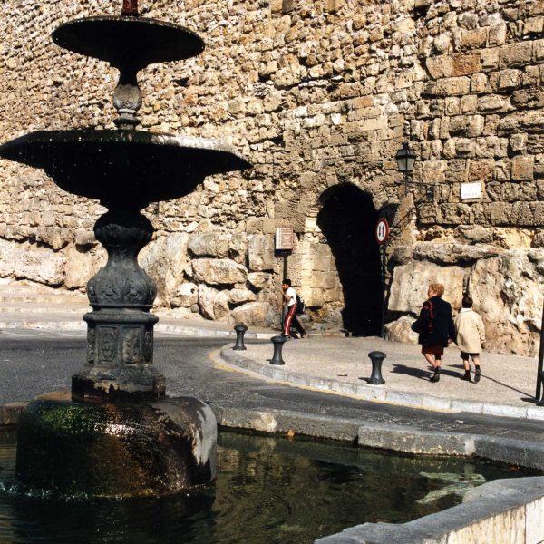 Tarragona.- Portal del Roser del S. XIV d’arc de mig punt i volta de canó per l’interior. Per tal d’ampliar la obertura es va retallar el basament de la muralla (4/1999)