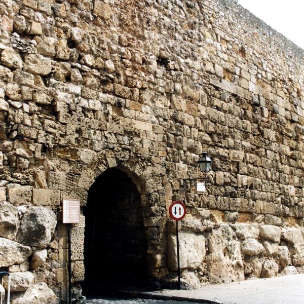 Tarragona.- Portal del Roser del S. XIV d’arc de mig punt i volta de canó per l’interior. Per tal d’ampliar la obertura es va retallar el basament de la muralla (6/1999)