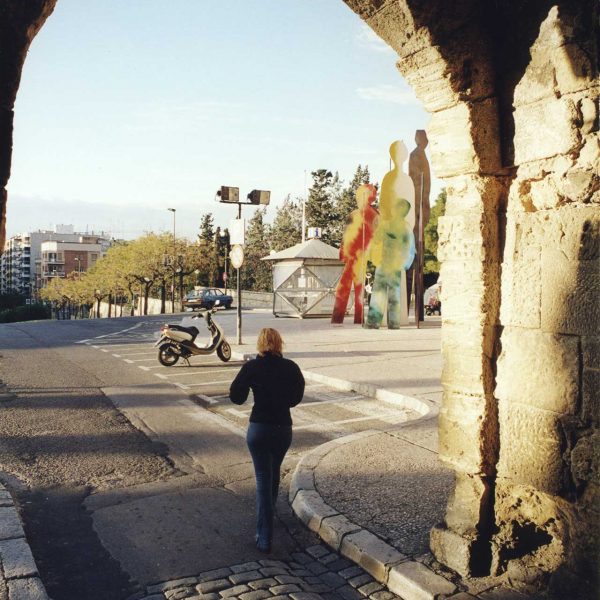 Tarragona.- Portal del Roser del S. XIV d’arc de mig punt i volta de canó per l’interior. Per tal d’ampliar la obertura es va retallar el basament de la muralla (10/1998)