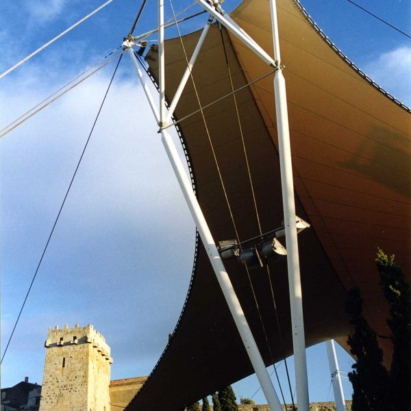 Tarragona.- Torre de l’Arquebisbe vista a través de l’auditori Municipal formada per carreus romans amb moltes reformes posteriors (10/1998)