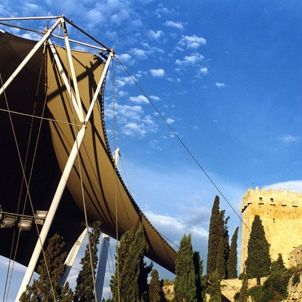 Tarragona.- Torre de l’Arquebisbe vista a través de l’auditori Municipal formada per carreus romans amb moltes reformes posteriors (10/1998)