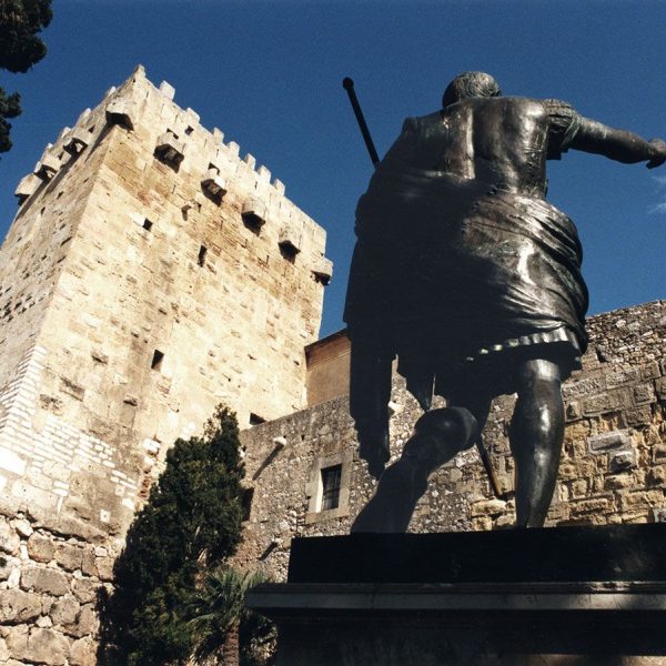 Tarragona.- Torre de l’Arquebisbe construïda amb carreus romans sobre un sòcol megalític. Davant veiem la reproducció d’una estàtua d’August (4/1999)