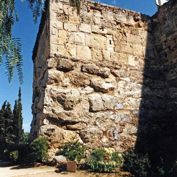 Tarragona.- Torre Minerva de planta quadrada. Es conserva un relleu amb el cos d’aquesta divinitat de cintura avall i també es veuen troneres defensives (4/1999)