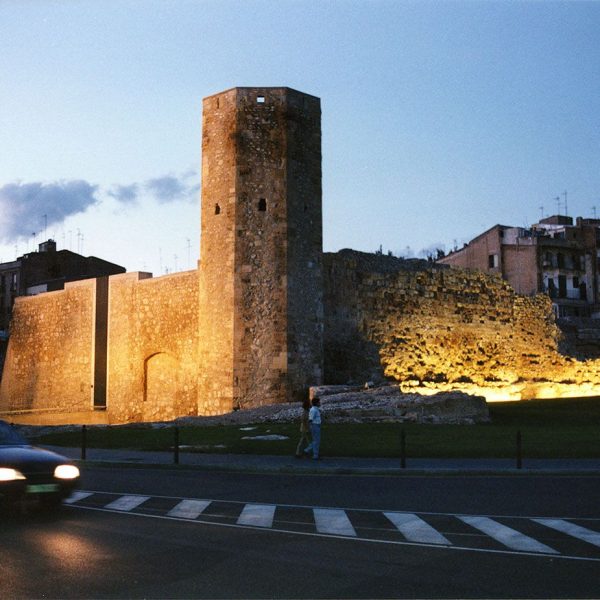 Tarragona.- Torre de les Monges construïda en el S. XIV a l’ampliar-se les existents a la part baixa de Tarragona fins arribar al circ romà (9/1998)