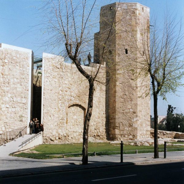 Tarragona.- Torre de les Monges construïda en el S. XIV a l’ampliar-se les existents a la part baixa de Tarragona fins arribar al circ romà (3/1997)