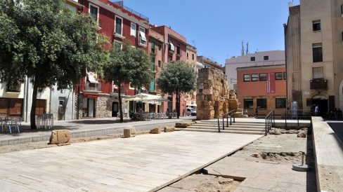 Tarragona.- Plaça del Fòrum porticada de la que només es conserva una part de la basílica de tres naus que acollia el tribunal de justícia (7/2012)
