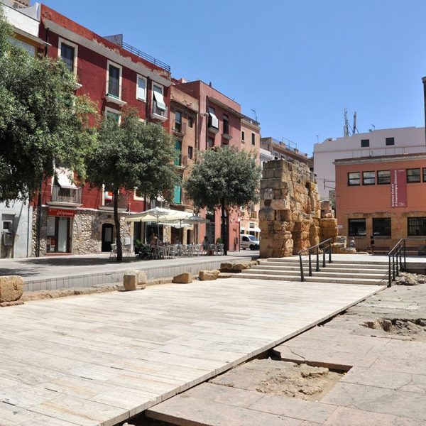 Tarragona.- Plaça del Fòrum porticada de la que només es conserva una part de la basílica de tres naus que acollia el tribunal de justícia (7/2012)