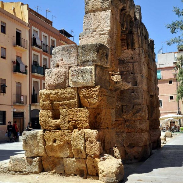 Tarragona.- Plaça del Fòrum porticada de la que només es conserva una part de la basílica de tres naus que acollia el tribunal de justícia (7/2012)