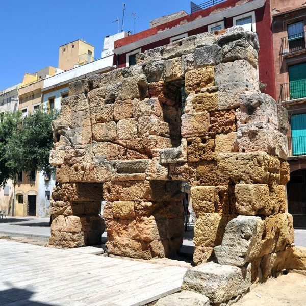 Tarragona.- Plaça del Fòrum porticada de la que només es conserva una part de la basílica de tres naus que acollia el tribunal de justícia (7/2012)