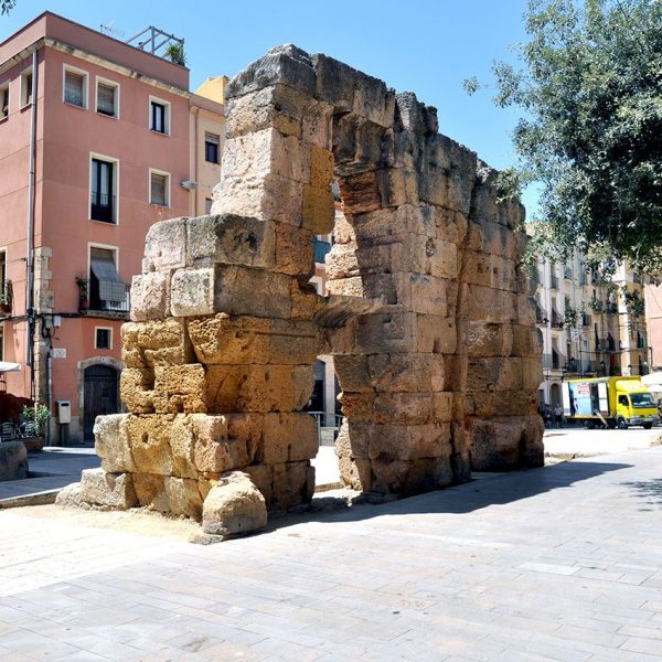 Tarragona.- Plaça del Fòrum porticada de la que només es conserva una part de la basílica de tres naus que acollia el tribunal de justícia (7/2012)