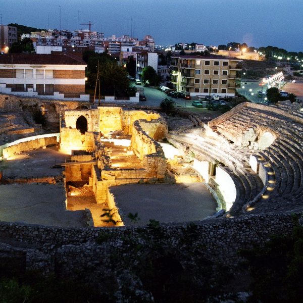 Tarragona.- Anfiteatre romà, S. II dC. de planta el·líptica amb grades excavades a la roca amb capacitat per 14.000 espectadors (9/1998)