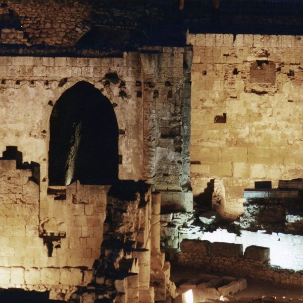 Tarragona.- Amfiteatre romà, S. II dC. de planta el·líptica amb grades excavades a la roca amb capacitat per 14.000 espectadors (9/1998)