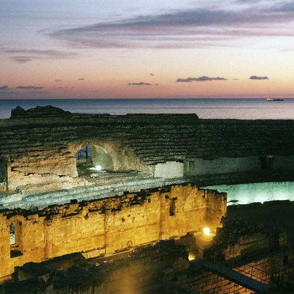 Tarragona.- Amfiteatre romà, S. II dC. de planta el·líptica amb grades excavades a la roca amb capacitat per 14.000 espectadors (12/1998)