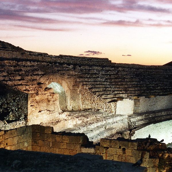 Tarragona.- Amfiteatre romà, S. II dC. de planta el·líptica. Cavea (grades) es van excavar a la roca aprofitant el pendent del turó (12/1998)