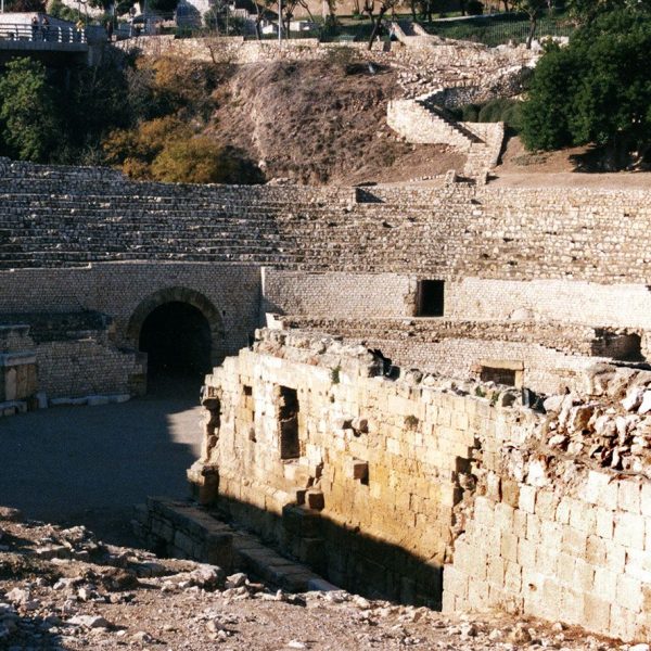 Tarragona.- Amfiteatre romà, S. II dC. de planta el·líptica. Cavea (grades) es van excavar a la roca aprofitant el pendent del turó (12/1998)