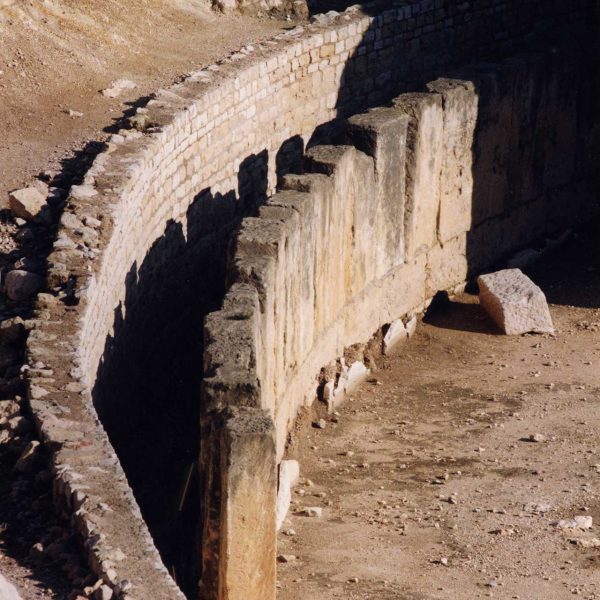 Tarragona.- Amfiteatre romà, S. II dC. de planta el·líptica. Podium era una protecció de lloses de marbre vertical que separava les grades de l’arena (12/1998)