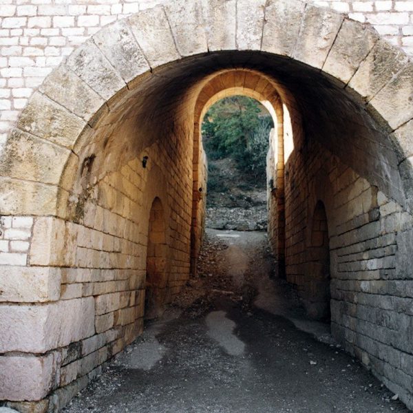 Tarragona.- Amfiteatre romà, S. II dC. de planta el·líptica. Vomitori (Sortida) situat darrera les grades per facilitar la sortida de grans masses d’espectadors (12/1998)