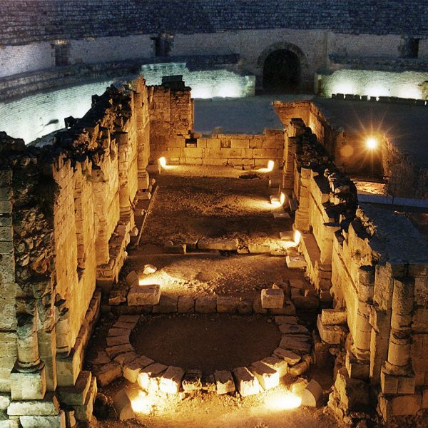Tarragona.- Amfiteatre romà, S. II dC. Església de Santa Maria del Miracle del S. XII sobreposada al lloc que ocupava una anterior visigòtica del S. VI (12/1998)