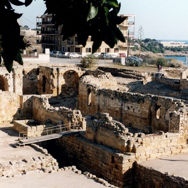 Tarragona.- Amfiteatre romà, S. II dC. Església de Santa Maria del Miracle del S. XII sobreposada al lloc que ocupava una anterior visigòtica del S. VI (12/1998)