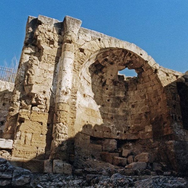 Tarragona.- Amfiteatre romà, S. II dC. Església de Santa Maria del Miracle del S. XII sobreposada al lloc que ocupava una anterior visigòtica del S. VI (12/1998)