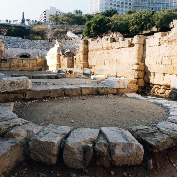 Tarragona.- Amfiteatre romà, S. II dC. Església de Santa Maria del Miracle del S. XII sobreposada al lloc que ocupava una anterior visigòtica del S. VI (12/1998)