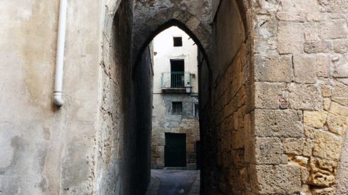 Tarragona.- Call jueu del S. XII recolzat per un costat per la muralla romana que disposava d’una porta a l’exterior que s’anomenaria Portella dels jueus (11/1998)