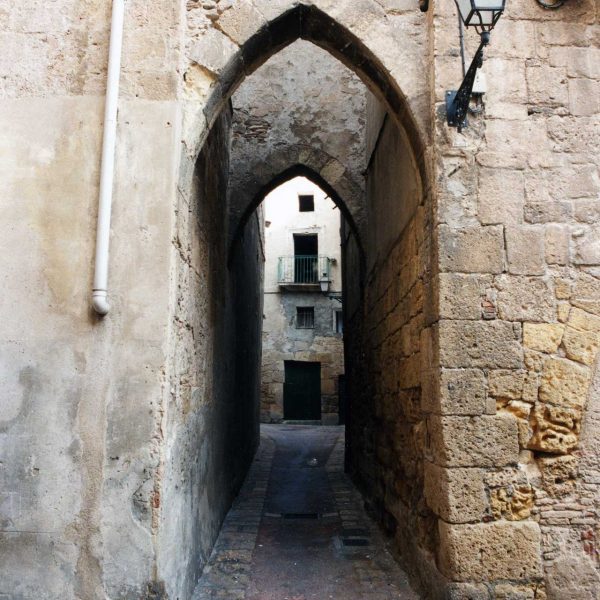 Tarragona.- Call jueu del S. XII recolzat per un costat per la muralla romana que disposava d’una porta a l’exterior que s’anomenaria Portella dels jueus (11/1998)