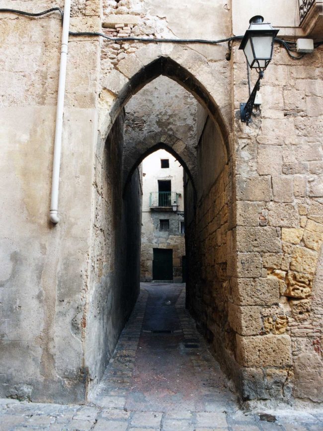 Tarragona.- Call jueu del S. XII recolzat per un costat per la muralla romana que disposava d’una porta a l’exterior que s’anomenaria Portella dels jueus (11/1998)