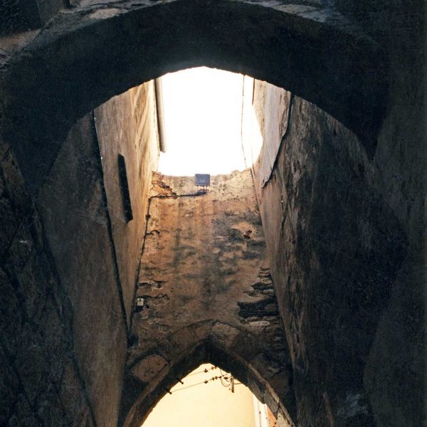 Tarragona.- Call jueu del S. XII recolzat per un costat per la muralla romana que disposava d’una porta a l’exterior que s’anomenaria Portella dels jueus (11/1998)
