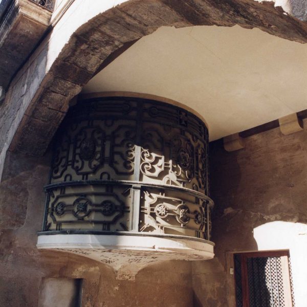 Tarragona.- Call jueu del S. XII recolzat per un costat per la muralla romana que disposava d’una porta a l’exterior que s’anomenaria Portella dels jueus (11/1998)