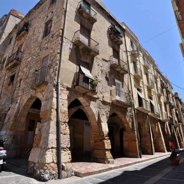 Tarragona.- Porxos gòtics del carrer Merceria del S. XIV formats per arcs ogivals suportats per pilars atalussats. En temps medievals si celebrava mercat (12/1998)