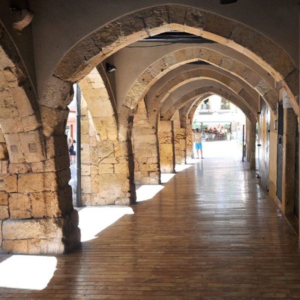 Tarragona.- Porxos gòtics del carrer Merceria del S. XIV formats per arcs ogivals suportats per pilars atalussats. En temps medievals si celebrava mercat (12/1998)