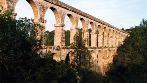 Tarragona. Pont de les Ferreres o del Diable. Construcció del S. I dC. que forma part d’una canalització per portar aigua des del riu Francolí fins a Tarragona (4/1999)
