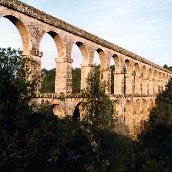 Tarragona. Pont de les Ferreres o del Diable. Construcció del S. I dC. que forma part d’una canalització per portar aigua des del riu Francolí fins a Tarragona (4/1999)