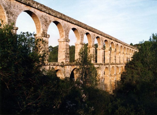Tarragona. Pont de les Ferreres o del Diable. Construcció del S. I dC. que forma part d’una canalització per portar aigua des del riu Francolí fins a Tarragona (4/1999)