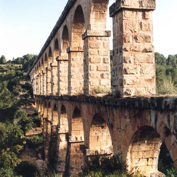 Tarragona. Pont de les Ferreres o del Diable. Construcció del S. I dC. que forma part d’una canalització per portar aigua des del riu Francolí fins a Tarragona (4/1999)