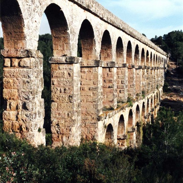 Tarragona. Pont de les Ferreres o del Diable. Construcció del S. I dC. que forma part d’una canalització per portar aigua des del riu Francolí fins a Tarragona (4/1999)