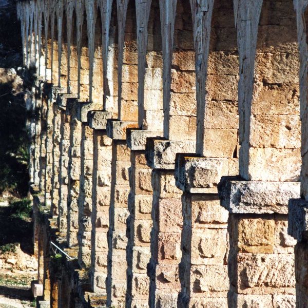 Tarragona. Pont de les Ferreres o del Diable. Construcció del S. I dC. que forma part d’una canalització per portar aigua des del riu Francolí fins a Tarragona (4/1999)