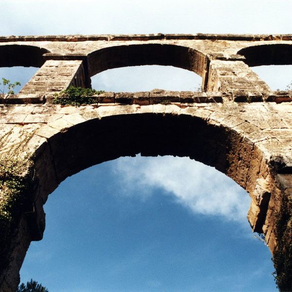 Tarragona. Pont de les Ferreres o del Diable. Construcció del S. I dC. que forma part d’una canalització per portar aigua des del riu Francolí fins a Tarragona (4/1999)