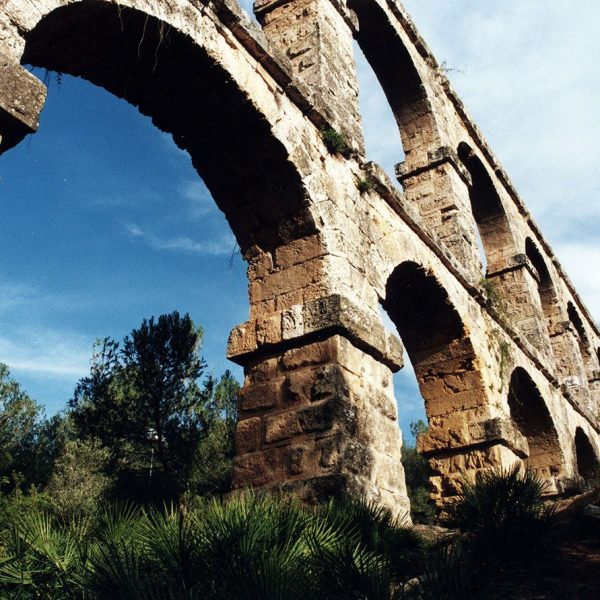 Tarragona. Pont de les Ferreres o del Diable. Construcció del S. I dC. que forma part d’una canalització per portar aigua des del riu Francolí fins a Tarragona (4/1999)