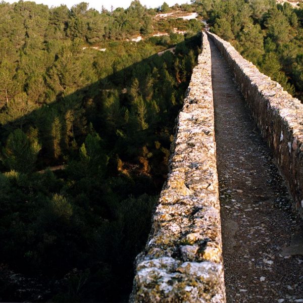 Tarragona. Pont de les Ferreres o del Diable. Conducció d’aigua (Specus) que estava impermeabilitzat amb morter per evitar fuites d’aigua (4/1999)