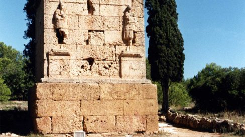 Tarragona.- Torre dels Escipions, S. I dC. denominat així erròniament al atribuir-se les figures en relleu als germans Escipió quant en realitat representen a Atis (9/1998)