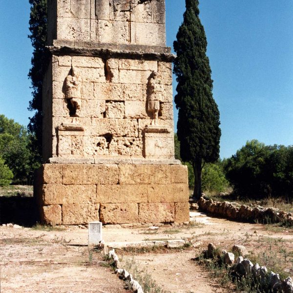 Tarragona.- Torre dels Escipions, S. I dC. denominat així erròniament al atribuir-se les figures en relleu als germans Escipió quant en realitat representen a Atis (9/1998)